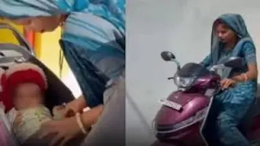 غضب شعبي في الهند إثر مقطع يُظهر امرأة تضع رضيعها في حيز أسفل مقعد دراجتها